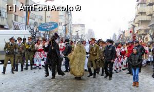[P06] Speactacolul străzii: alai complex, cu arnăuți, militari, mascați, urși sosit dintr-o comună situată nu departe de Târgu Neamț.  » foto by Lucien
 - 
<span class="allrVoted glyphicon glyphicon-heart hidden" id="av822705"></span>
<a class="m-l-10 hidden" id="sv822705" onclick="voting_Foto_DelVot(,822705,7301)" role="button">șterge vot <span class="glyphicon glyphicon-remove"></span></a>
<a id="v9822705" class=" c-red"  onclick="voting_Foto_SetVot(822705)" role="button"><span class="glyphicon glyphicon-heart-empty"></span> <b>LIKE</b> = Votează poza</a> <img class="hidden"  id="f822705W9" src="/imagini/loader.gif" border="0" /><span class="AjErrMes hidden" id="e822705ErM"></span>