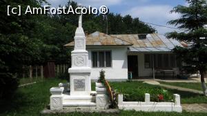 [P08] Monumentul Eroilor ridicat deasupra mormântului comun al eroilor români (cel puțin 33) căzuți după 23 August 1944, reînhumați creștinește în 1986 de părintele Mihai Fuioagă.  » foto by Lucien
 - 
<span class="allrVoted glyphicon glyphicon-heart hidden" id="av976369"></span>
<a class="m-l-10 hidden" id="sv976369" onclick="voting_Foto_DelVot(,976369,7301)" role="button">șterge vot <span class="glyphicon glyphicon-remove"></span></a>
<a id="v9976369" class=" c-red"  onclick="voting_Foto_SetVot(976369)" role="button"><span class="glyphicon glyphicon-heart-empty"></span> <b>LIKE</b> = Votează poza</a> <img class="hidden"  id="f976369W9" src="/imagini/loader.gif" border="0" /><span class="AjErrMes hidden" id="e976369ErM"></span>