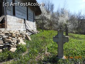 [P16] Dâmbovița - Biserica de lemn Bumbuia. În jur, cruci foarte vechi.  » foto by iulianic
 - 
<span class="allrVoted glyphicon glyphicon-heart hidden" id="av727272"></span>
<a class="m-l-10 hidden" id="sv727272" onclick="voting_Foto_DelVot(,727272,7302)" role="button">șterge vot <span class="glyphicon glyphicon-remove"></span></a>
<a id="v9727272" class=" c-red"  onclick="voting_Foto_SetVot(727272)" role="button"><span class="glyphicon glyphicon-heart-empty"></span> <b>LIKE</b> = Votează poza</a> <img class="hidden"  id="f727272W9" src="/imagini/loader.gif" border="0" /><span class="AjErrMes hidden" id="e727272ErM"></span>