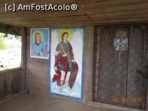 [P13] Dâmbovița - Biserica de lemn Lungulețu, Sf. Mihail și Sf. Ștefan în stânga intrării.  » foto by iulianic
 - 
<span class="allrVoted glyphicon glyphicon-heart hidden" id="av735881"></span>
<a class="m-l-10 hidden" id="sv735881" onclick="voting_Foto_DelVot(,735881,7302)" role="button">șterge vot <span class="glyphicon glyphicon-remove"></span></a>
<a id="v9735881" class=" c-red"  onclick="voting_Foto_SetVot(735881)" role="button"><span class="glyphicon glyphicon-heart-empty"></span> <b>LIKE</b> = Votează poza</a> <img class="hidden"  id="f735881W9" src="/imagini/loader.gif" border="0" /><span class="AjErrMes hidden" id="e735881ErM"></span>