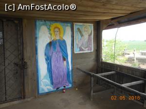 [P14] Dâmbovița - Biserica de lemn Lungulețu, Sf. Gavriil și Sf. Andrei în dreapta intrării.  » foto by iulianic
 - 
<span class="allrVoted glyphicon glyphicon-heart hidden" id="av735882"></span>
<a class="m-l-10 hidden" id="sv735882" onclick="voting_Foto_DelVot(,735882,7302)" role="button">șterge vot <span class="glyphicon glyphicon-remove"></span></a>
<a id="v9735882" class=" c-red"  onclick="voting_Foto_SetVot(735882)" role="button"><span class="glyphicon glyphicon-heart-empty"></span> <b>LIKE</b> = Votează poza</a> <img class="hidden"  id="f735882W9" src="/imagini/loader.gif" border="0" /><span class="AjErrMes hidden" id="e735882ErM"></span>