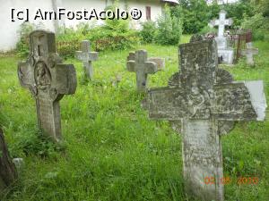 [P06] Dâmbovița - Biserica de lemn Sălcuța, vechi morminte.  » foto by iulianic
 - 
<span class="allrVoted glyphicon glyphicon-heart hidden" id="av735874"></span>
<a class="m-l-10 hidden" id="sv735874" onclick="voting_Foto_DelVot(,735874,7302)" role="button">șterge vot <span class="glyphicon glyphicon-remove"></span></a>
<a id="v9735874" class=" c-red"  onclick="voting_Foto_SetVot(735874)" role="button"><span class="glyphicon glyphicon-heart-empty"></span> <b>LIKE</b> = Votează poza</a> <img class="hidden"  id="f735874W9" src="/imagini/loader.gif" border="0" /><span class="AjErrMes hidden" id="e735874ErM"></span>