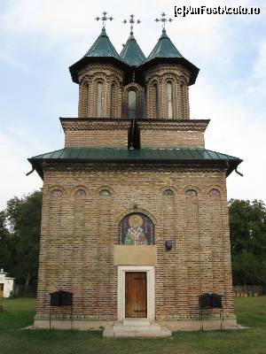 [P03] Biserica împodobită cu cărămizi smălțuite - Cobia » foto by tata123 🔱
 - 
<span class="allrVoted glyphicon glyphicon-heart hidden" id="av567176"></span>
<a class="m-l-10 hidden" id="sv567176" onclick="voting_Foto_DelVot(,567176,7302)" role="button">șterge vot <span class="glyphicon glyphicon-remove"></span></a>
<a id="v9567176" class=" c-red"  onclick="voting_Foto_SetVot(567176)" role="button"><span class="glyphicon glyphicon-heart-empty"></span> <b>LIKE</b> = Votează poza</a> <img class="hidden"  id="f567176W9" src="/imagini/loader.gif" border="0" /><span class="AjErrMes hidden" id="e567176ErM"></span>