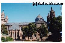 [P03] Latura sudica a catedralei, cu portalul si usa de intrare.  Portalul sudic a fost refacut la 100 de ani dupa terminarea catedralei, in stil gotic. » foto by argemi*
 - 
<span class="allrVoted glyphicon glyphicon-heart hidden" id="av293821"></span>
<a class="m-l-10 hidden" id="sv293821" onclick="voting_Foto_DelVot(,293821,7323)" role="button">șterge vot <span class="glyphicon glyphicon-remove"></span></a>
<a id="v9293821" class=" c-red"  onclick="voting_Foto_SetVot(293821)" role="button"><span class="glyphicon glyphicon-heart-empty"></span> <b>LIKE</b> = Votează poza</a> <img class="hidden"  id="f293821W9" src="/imagini/loader.gif" border="0" /><span class="AjErrMes hidden" id="e293821ErM"></span>