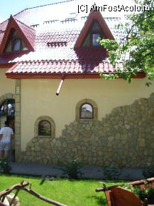 [P11] Restaurantul se afla intr-o curte, iar in stanga sa sunt amplasate casutele. » foto by corinka
 - 
<span class="allrVoted glyphicon glyphicon-heart hidden" id="av80997"></span>
<a class="m-l-10 hidden" id="sv80997" onclick="voting_Foto_DelVot(,80997,7328)" role="button">șterge vot <span class="glyphicon glyphicon-remove"></span></a>
<a id="v980997" class=" c-red"  onclick="voting_Foto_SetVot(80997)" role="button"><span class="glyphicon glyphicon-heart-empty"></span> <b>LIKE</b> = Votează poza</a> <img class="hidden"  id="f80997W9" src="/imagini/loader.gif" border="0" /><span class="AjErrMes hidden" id="e80997ErM"></span>