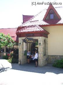 [P14] Restaurantul este inconjurat de flori. » foto by corinka
 - 
<span class="allrVoted glyphicon glyphicon-heart hidden" id="av81001"></span>
<a class="m-l-10 hidden" id="sv81001" onclick="voting_Foto_DelVot(,81001,7328)" role="button">șterge vot <span class="glyphicon glyphicon-remove"></span></a>
<a id="v981001" class=" c-red"  onclick="voting_Foto_SetVot(81001)" role="button"><span class="glyphicon glyphicon-heart-empty"></span> <b>LIKE</b> = Votează poza</a> <img class="hidden"  id="f81001W9" src="/imagini/loader.gif" border="0" /><span class="AjErrMes hidden" id="e81001ErM"></span>