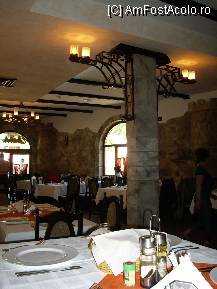 [P21] Piatra decorativa, felinarele si fierul forjat domina decorul interior. » foto by corinka
 - 
<span class="allrVoted glyphicon glyphicon-heart hidden" id="av81010"></span>
<a class="m-l-10 hidden" id="sv81010" onclick="voting_Foto_DelVot(,81010,7328)" role="button">șterge vot <span class="glyphicon glyphicon-remove"></span></a>
<a id="v981010" class=" c-red"  onclick="voting_Foto_SetVot(81010)" role="button"><span class="glyphicon glyphicon-heart-empty"></span> <b>LIKE</b> = Votează poza</a> <img class="hidden"  id="f81010W9" src="/imagini/loader.gif" border="0" /><span class="AjErrMes hidden" id="e81010ErM"></span>