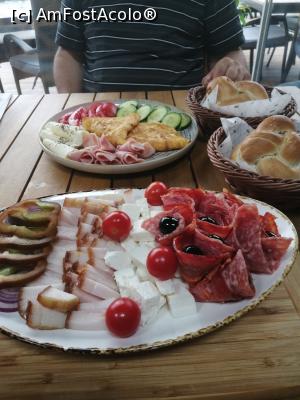 [P02] Mic dejun copios, portii mari preturi decente! » foto by grigore1483*
 - 
<span class="allrVoted glyphicon glyphicon-heart hidden" id="av1378858"></span>
<a class="m-l-10 hidden" id="sv1378858" onclick="voting_Foto_DelVot(,1378858,7328)" role="button">șterge vot <span class="glyphicon glyphicon-remove"></span></a>
<a id="v91378858" class=" c-red"  onclick="voting_Foto_SetVot(1378858)" role="button"><span class="glyphicon glyphicon-heart-empty"></span> <b>LIKE</b> = Votează poza</a> <img class="hidden"  id="f1378858W9" src="/imagini/loader.gif" border="0" /><span class="AjErrMes hidden" id="e1378858ErM"></span>