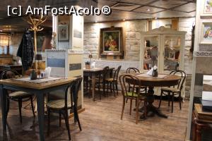 [P05] Veliko Tarnovo, Restaurantul Shtastliveca, Interiorul mobilat și decorat ca în Bulgaria anilor 1930 » foto by mprofeanu
 - 
<span class="allrVoted glyphicon glyphicon-heart hidden" id="av1264780"></span>
<a class="m-l-10 hidden" id="sv1264780" onclick="voting_Foto_DelVot(,1264780,7373)" role="button">șterge vot <span class="glyphicon glyphicon-remove"></span></a>
<a id="v91264780" class=" c-red"  onclick="voting_Foto_SetVot(1264780)" role="button"><span class="glyphicon glyphicon-heart-empty"></span> <b>LIKE</b> = Votează poza</a> <img class="hidden"  id="f1264780W9" src="/imagini/loader.gif" border="0" /><span class="AjErrMes hidden" id="e1264780ErM"></span>