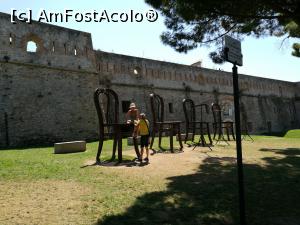 [P12] Cele 4 scaune metalice uriașe din fața fortului Santa Tecla » foto by crismis
 - 
<span class="allrVoted glyphicon glyphicon-heart hidden" id="av940495"></span>
<a class="m-l-10 hidden" id="sv940495" onclick="voting_Foto_DelVot(,940495,7390)" role="button">șterge vot <span class="glyphicon glyphicon-remove"></span></a>
<a id="v9940495" class=" c-red"  onclick="voting_Foto_SetVot(940495)" role="button"><span class="glyphicon glyphicon-heart-empty"></span> <b>LIKE</b> = Votează poza</a> <img class="hidden"  id="f940495W9" src="/imagini/loader.gif" border="0" /><span class="AjErrMes hidden" id="e940495ErM"></span>