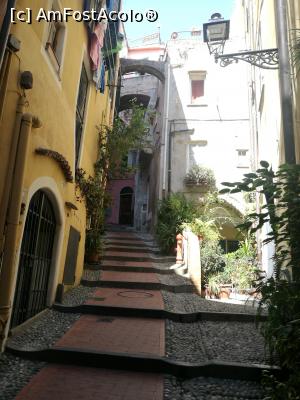 [P45] Prin zona veche din San Remo » foto by crismis
 - 
<span class="allrVoted glyphicon glyphicon-heart hidden" id="av940528"></span>
<a class="m-l-10 hidden" id="sv940528" onclick="voting_Foto_DelVot(,940528,7390)" role="button">șterge vot <span class="glyphicon glyphicon-remove"></span></a>
<a id="v9940528" class=" c-red"  onclick="voting_Foto_SetVot(940528)" role="button"><span class="glyphicon glyphicon-heart-empty"></span> <b>LIKE</b> = Votează poza</a> <img class="hidden"  id="f940528W9" src="/imagini/loader.gif" border="0" /><span class="AjErrMes hidden" id="e940528ErM"></span>
