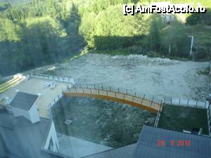 [P08] Prin geamul camerei se vede pontonul de la piscina in stanga, unde se poate face plaja pe sezlong, si terasa.  » foto by Storia
 - 
<span class="allrVoted glyphicon glyphicon-heart hidden" id="av443817"></span>
<a class="m-l-10 hidden" id="sv443817" onclick="voting_Foto_DelVot(,443817,7400)" role="button">șterge vot <span class="glyphicon glyphicon-remove"></span></a>
<a id="v9443817" class=" c-red"  onclick="voting_Foto_SetVot(443817)" role="button"><span class="glyphicon glyphicon-heart-empty"></span> <b>LIKE</b> = Votează poza</a> <img class="hidden"  id="f443817W9" src="/imagini/loader.gif" border="0" /><span class="AjErrMes hidden" id="e443817ErM"></span>