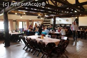 [P11] Moieciu, Restaurantul Cheile Grădiștei, Așteptând la un pahar de... și de vorbă » foto by mprofeanu
 - 
<span class="allrVoted glyphicon glyphicon-heart hidden" id="av969299"></span>
<a class="m-l-10 hidden" id="sv969299" onclick="voting_Foto_DelVot(,969299,7404)" role="button">șterge vot <span class="glyphicon glyphicon-remove"></span></a>
<a id="v9969299" class=" c-red"  onclick="voting_Foto_SetVot(969299)" role="button"><span class="glyphicon glyphicon-heart-empty"></span> <b>LIKE</b> = Votează poza</a> <img class="hidden"  id="f969299W9" src="/imagini/loader.gif" border="0" /><span class="AjErrMes hidden" id="e969299ErM"></span>