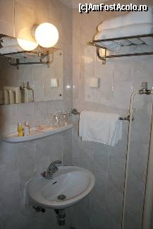 [P16] Dotările standard în baia unui hotel de 2 stele, dintre care mi-au plăcut prosoapele noi şi de calitate. » foto by Costi
 - 
<span class="allrVoted glyphicon glyphicon-heart hidden" id="av135334"></span>
<a class="m-l-10 hidden" id="sv135334" onclick="voting_Foto_DelVot(,135334,7431)" role="button">șterge vot <span class="glyphicon glyphicon-remove"></span></a>
<a id="v9135334" class=" c-red"  onclick="voting_Foto_SetVot(135334)" role="button"><span class="glyphicon glyphicon-heart-empty"></span> <b>LIKE</b> = Votează poza</a> <img class="hidden"  id="f135334W9" src="/imagini/loader.gif" border="0" /><span class="AjErrMes hidden" id="e135334ErM"></span>