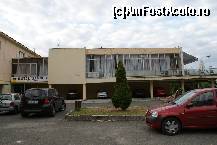 [P02] Aceeaşi intrare, împreună cu latura în care se găseşte, la etaj, restaurantul hotelului » foto by Costi
 - 
<span class="allrVoted glyphicon glyphicon-heart hidden" id="av135320"></span>
<a class="m-l-10 hidden" id="sv135320" onclick="voting_Foto_DelVot(,135320,7431)" role="button">șterge vot <span class="glyphicon glyphicon-remove"></span></a>
<a id="v9135320" class=" c-red"  onclick="voting_Foto_SetVot(135320)" role="button"><span class="glyphicon glyphicon-heart-empty"></span> <b>LIKE</b> = Votează poza</a> <img class="hidden"  id="f135320W9" src="/imagini/loader.gif" border="0" /><span class="AjErrMes hidden" id="e135320ErM"></span>