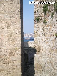 [P15] Sus pe meterezele fortaretei, in spate este Canakkale. » foto by presario
 - 
<span class="allrVoted glyphicon glyphicon-heart hidden" id="av135526"></span>
<a class="m-l-10 hidden" id="sv135526" onclick="voting_Foto_DelVot(,135526,7439)" role="button">șterge vot <span class="glyphicon glyphicon-remove"></span></a>
<a id="v9135526" class=" c-red"  onclick="voting_Foto_SetVot(135526)" role="button"><span class="glyphicon glyphicon-heart-empty"></span> <b>LIKE</b> = Votează poza</a> <img class="hidden"  id="f135526W9" src="/imagini/loader.gif" border="0" /><span class="AjErrMes hidden" id="e135526ErM"></span>