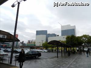 [P07] Gara Hiroshima - South Exit. Cand iesiti faceti stanga, de-a lungul cladirii si vizavi de parcarea taxiurilor, veti gati lockere. Statia de tramvai se vede in fundal.  » foto by TraianS
 - 
<span class="allrVoted glyphicon glyphicon-heart hidden" id="av414691"></span>
<a class="m-l-10 hidden" id="sv414691" onclick="voting_Foto_DelVot(,414691,7440)" role="button">șterge vot <span class="glyphicon glyphicon-remove"></span></a>
<a id="v9414691" class=" c-red"  onclick="voting_Foto_SetVot(414691)" role="button"><span class="glyphicon glyphicon-heart-empty"></span> <b>LIKE</b> = Votează poza</a> <img class="hidden"  id="f414691W9" src="/imagini/loader.gif" border="0" /><span class="AjErrMes hidden" id="e414691ErM"></span>