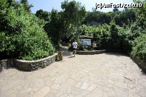 [P15] Zeus Cave - un mic squar înainte de intrarea în peşteră » foto by danoradea
 - 
<span class="allrVoted glyphicon glyphicon-heart hidden" id="av629072"></span>
<a class="m-l-10 hidden" id="sv629072" onclick="voting_Foto_DelVot(,629072,7464)" role="button">șterge vot <span class="glyphicon glyphicon-remove"></span></a>
<a id="v9629072" class=" c-red"  onclick="voting_Foto_SetVot(629072)" role="button"><span class="glyphicon glyphicon-heart-empty"></span> <b>LIKE</b> = Votează poza</a> <img class="hidden"  id="f629072W9" src="/imagini/loader.gif" border="0" /><span class="AjErrMes hidden" id="e629072ErM"></span>