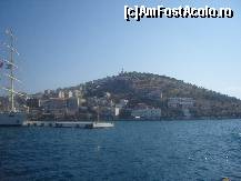 [P03] Kusadasi vazut de pe vapor. Imediat sub stauie este Hotelul Golden moon » foto by egeta
 - 
<span class="allrVoted glyphicon glyphicon-heart hidden" id="av137885"></span>
<a class="m-l-10 hidden" id="sv137885" onclick="voting_Foto_DelVot(,137885,7477)" role="button">șterge vot <span class="glyphicon glyphicon-remove"></span></a>
<a id="v9137885" class=" c-red"  onclick="voting_Foto_SetVot(137885)" role="button"><span class="glyphicon glyphicon-heart-empty"></span> <b>LIKE</b> = Votează poza</a> <img class="hidden"  id="f137885W9" src="/imagini/loader.gif" border="0" /><span class="AjErrMes hidden" id="e137885ErM"></span>