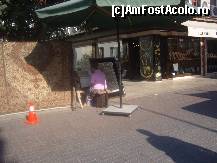 [P04] Zona comerciala din orasul vechi. In lipsa clientilor se lucreaza la un nou covor. » foto by egeta
 - 
<span class="allrVoted glyphicon glyphicon-heart hidden" id="av137886"></span>
<a class="m-l-10 hidden" id="sv137886" onclick="voting_Foto_DelVot(,137886,7477)" role="button">șterge vot <span class="glyphicon glyphicon-remove"></span></a>
<a id="v9137886" class=" c-red"  onclick="voting_Foto_SetVot(137886)" role="button"><span class="glyphicon glyphicon-heart-empty"></span> <b>LIKE</b> = Votează poza</a> <img class="hidden"  id="f137886W9" src="/imagini/loader.gif" border="0" /><span class="AjErrMes hidden" id="e137886ErM"></span>