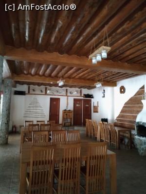 [P04] Livingul - Sufletul cabanei pentru un grup. Decor original, semineu aprovizionat cu busteni, caldura si lumina placuta.  » foto by senateo
 - 
<span class="allrVoted glyphicon glyphicon-heart hidden" id="av1157052"></span>
<a class="m-l-10 hidden" id="sv1157052" onclick="voting_Foto_DelVot(,1157052,7492)" role="button">șterge vot <span class="glyphicon glyphicon-remove"></span></a>
<a id="v91157052" class=" c-red"  onclick="voting_Foto_SetVot(1157052)" role="button"><span class="glyphicon glyphicon-heart-empty"></span> <b>LIKE</b> = Votează poza</a> <img class="hidden"  id="f1157052W9" src="/imagini/loader.gif" border="0" /><span class="AjErrMes hidden" id="e1157052ErM"></span>
