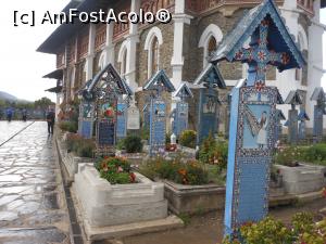 [P04] Săpânța - Cimitirul Vesel. Pe aleea principală. » foto by iulianic
 - 
<span class="allrVoted glyphicon glyphicon-heart hidden" id="av1352738"></span>
<a class="m-l-10 hidden" id="sv1352738" onclick="voting_Foto_DelVot(,1352738,7494)" role="button">șterge vot <span class="glyphicon glyphicon-remove"></span></a>
<a id="v91352738" class=" c-red"  onclick="voting_Foto_SetVot(1352738)" role="button"><span class="glyphicon glyphicon-heart-empty"></span> <b>LIKE</b> = Votează poza</a> <img class="hidden"  id="f1352738W9" src="/imagini/loader.gif" border="0" /><span class="AjErrMes hidden" id="e1352738ErM"></span>