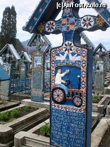 [P02] Cimitirul vesel Sapanta - crucea tractoristului Pop Grigore. » foto by presario
 - 
<span class="allrVoted glyphicon glyphicon-heart hidden" id="av61891"></span>
<a class="m-l-10 hidden" id="sv61891" onclick="voting_Foto_DelVot(,61891,7494)" role="button">șterge vot <span class="glyphicon glyphicon-remove"></span></a>
<a id="v961891" class=" c-red"  onclick="voting_Foto_SetVot(61891)" role="button"><span class="glyphicon glyphicon-heart-empty"></span> <b>LIKE</b> = Votează poza</a> <img class="hidden"  id="f61891W9" src="/imagini/loader.gif" border="0" /><span class="AjErrMes hidden" id="e61891ErM"></span>