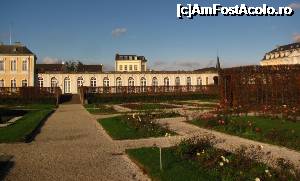 [P09] Marea Orangerie si Oratorium-ul vazute din gradina de vest » foto by Radu Tudoran
 - 
<span class="allrVoted glyphicon glyphicon-heart hidden" id="av699727"></span>
<a class="m-l-10 hidden" id="sv699727" onclick="voting_Foto_DelVot(,699727,7498)" role="button">șterge vot <span class="glyphicon glyphicon-remove"></span></a>
<a id="v9699727" class=" c-red"  onclick="voting_Foto_SetVot(699727)" role="button"><span class="glyphicon glyphicon-heart-empty"></span> <b>LIKE</b> = Votează poza</a> <img class="hidden"  id="f699727W9" src="/imagini/loader.gif" border="0" /><span class="AjErrMes hidden" id="e699727ErM"></span>