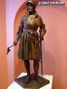[P15] Eiter Fridrich al 3-lea,stramos al regelui
obiect sculptat si lustruit dintr-o singura piesa din lemn de nuc.Ce ce-a spus ghida e ca a fost pedepsit ca toata viata sa poarte o jumatate de barba » foto by adri-nico
 - 
<span class="allrVoted glyphicon glyphicon-heart hidden" id="av288415"></span>
<a class="m-l-10 hidden" id="sv288415" onclick="voting_Foto_DelVot(,288415,7548)" role="button">șterge vot <span class="glyphicon glyphicon-remove"></span></a>
<a id="v9288415" class=" c-red"  onclick="voting_Foto_SetVot(288415)" role="button"><span class="glyphicon glyphicon-heart-empty"></span> <b>LIKE</b> = Votează poza</a> <img class="hidden"  id="f288415W9" src="/imagini/loader.gif" border="0" /><span class="AjErrMes hidden" id="e288415ErM"></span>