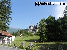 [P01] Perspectiva asupra castelului venind dinspre Stăvilar. Imediat ce ieşi din pădure, priveliştea se deschide către castel. În urmă cu 10 ani, de la acea căsuţă se cumpărau biletele, acum se vînd direct la castel.  » foto by abancor
 - 
<span class="allrVoted glyphicon glyphicon-heart hidden" id="av372784"></span>
<a class="m-l-10 hidden" id="sv372784" onclick="voting_Foto_DelVot(,372784,7548)" role="button">șterge vot <span class="glyphicon glyphicon-remove"></span></a>
<a id="v9372784" class=" c-red"  onclick="voting_Foto_SetVot(372784)" role="button"><span class="glyphicon glyphicon-heart-empty"></span> <b>LIKE</b> = Votează poza</a> <img class="hidden"  id="f372784W9" src="/imagini/loader.gif" border="0" /><span class="AjErrMes hidden" id="e372784ErM"></span>