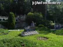 [P03] O frumoasă statuie a Reginei Elisabeta brodînd. Cît aşteptaţi să intraţi, puteţi da o tură pe terasele parcului de lîngă castel.  » foto by abancor
 - 
<span class="allrVoted glyphicon glyphicon-heart hidden" id="av372789"></span>
<a class="m-l-10 hidden" id="sv372789" onclick="voting_Foto_DelVot(,372789,7548)" role="button">șterge vot <span class="glyphicon glyphicon-remove"></span></a>
<a id="v9372789" class=" c-red"  onclick="voting_Foto_SetVot(372789)" role="button"><span class="glyphicon glyphicon-heart-empty"></span> <b>LIKE</b> = Votează poza</a> <img class="hidden"  id="f372789W9" src="/imagini/loader.gif" border="0" /><span class="AjErrMes hidden" id="e372789ErM"></span>