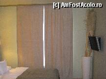 [P01] camera nu e foarte mare dar e draguta....perdelele erau trase pt ca fereastra da spre curtea interioara si mai este un corp de hotel exact in fata...patul e excelent...salteaua de calitate...lenjeria alba si fina...la tv nu prea era mare lucru de vazut dar nu am avut nevoie..nimic major de reprosat » foto by teodora2010
 - 
<span class="allrVoted glyphicon glyphicon-heart hidden" id="av140188"></span>
<a class="m-l-10 hidden" id="sv140188" onclick="voting_Foto_DelVot(,140188,7550)" role="button">șterge vot <span class="glyphicon glyphicon-remove"></span></a>
<a id="v9140188" class=" c-red"  onclick="voting_Foto_SetVot(140188)" role="button"><span class="glyphicon glyphicon-heart-empty"></span> <b>LIKE</b> = Votează poza</a> <img class="hidden"  id="f140188W9" src="/imagini/loader.gif" border="0" /><span class="AjErrMes hidden" id="e140188ErM"></span>