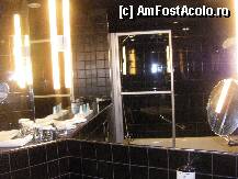 [P03] baia mi s-a parut foarte eleganta....nu eram pro baie in negru dar asta m-a convins ca se paote...multe oglinzi..asta e din fata chiuvetei si se reflecta cada in oglinda... foarte curat permanent...si zilnic aduse cosmetice noi... » foto by teodora2010
 - 
<span class="allrVoted glyphicon glyphicon-heart hidden" id="av140194"></span>
<a class="m-l-10 hidden" id="sv140194" onclick="voting_Foto_DelVot(,140194,7550)" role="button">șterge vot <span class="glyphicon glyphicon-remove"></span></a>
<a id="v9140194" class=" c-red"  onclick="voting_Foto_SetVot(140194)" role="button"><span class="glyphicon glyphicon-heart-empty"></span> <b>LIKE</b> = Votează poza</a> <img class="hidden"  id="f140194W9" src="/imagini/loader.gif" border="0" /><span class="AjErrMes hidden" id="e140194ErM"></span>