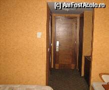 [P04] Vedere din cameră către hol. Pe stânga este baia iar pe dreapta şifonierul şi cuierul cu oglindă. » foto by bose
 - 
<span class="allrVoted glyphicon glyphicon-heart hidden" id="av140227"></span>
<a class="m-l-10 hidden" id="sv140227" onclick="voting_Foto_DelVot(,140227,7551)" role="button">șterge vot <span class="glyphicon glyphicon-remove"></span></a>
<a id="v9140227" class=" c-red"  onclick="voting_Foto_SetVot(140227)" role="button"><span class="glyphicon glyphicon-heart-empty"></span> <b>LIKE</b> = Votează poza</a> <img class="hidden"  id="f140227W9" src="/imagini/loader.gif" border="0" /><span class="AjErrMes hidden" id="e140227ErM"></span>