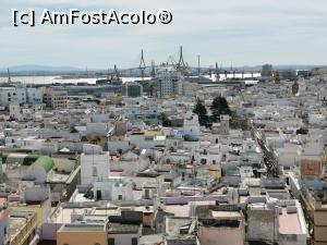 [P16] Vedere din turn spre Puente de la Constitución (Podul Constituției), care traversează Golful Cádiz și îl leagă de continent.  » foto by Aurici
 - 
<span class="allrVoted glyphicon glyphicon-heart hidden" id="av1100103"></span>
<a class="m-l-10 hidden" id="sv1100103" onclick="voting_Foto_DelVot(,1100103,7560)" role="button">șterge vot <span class="glyphicon glyphicon-remove"></span></a>
<a id="v91100103" class=" c-red"  onclick="voting_Foto_SetVot(1100103)" role="button"><span class="glyphicon glyphicon-heart-empty"></span> <b>LIKE</b> = Votează poza</a> <img class="hidden"  id="f1100103W9" src="/imagini/loader.gif" border="0" /><span class="AjErrMes hidden" id="e1100103ErM"></span>