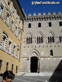 [P02] Siena - Piazza Salimbeni - cladirea gri este Palazzo Salimbeni, sediul bancii Monte dei Paschi veche de 500 de ani » foto by Diaura*
 - 
<span class="allrVoted glyphicon glyphicon-heart hidden" id="av141245"></span>
<a class="m-l-10 hidden" id="sv141245" onclick="voting_Foto_DelVot(,141245,7576)" role="button">șterge vot <span class="glyphicon glyphicon-remove"></span></a>
<a id="v9141245" class=" c-red"  onclick="voting_Foto_SetVot(141245)" role="button"><span class="glyphicon glyphicon-heart-empty"></span> <b>LIKE</b> = Votează poza</a> <img class="hidden"  id="f141245W9" src="/imagini/loader.gif" border="0" /><span class="AjErrMes hidden" id="e141245ErM"></span>