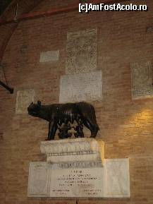 [P22] Siena -  statuia lupoaicei in curtea interioara a  Palazzo Publico, alaturi de blazoane » foto by Diaura*
 - 
<span class="allrVoted glyphicon glyphicon-heart hidden" id="av141269"></span>
<a class="m-l-10 hidden" id="sv141269" onclick="voting_Foto_DelVot(,141269,7576)" role="button">șterge vot <span class="glyphicon glyphicon-remove"></span></a>
<a id="v9141269" class=" c-red"  onclick="voting_Foto_SetVot(141269)" role="button"><span class="glyphicon glyphicon-heart-empty"></span> <b>LIKE</b> = Votează poza</a> <img class="hidden"  id="f141269W9" src="/imagini/loader.gif" border="0" /><span class="AjErrMes hidden" id="e141269ErM"></span>