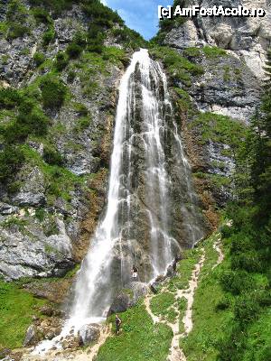 [P09] Cascada Dalfaz. Judecand dupa raportul înalţimea oamenilor/înalţimea cascadei, cred ca are cam 30 m caderea de apa. » foto by saxonul
 - 
<span class="allrVoted glyphicon glyphicon-heart hidden" id="av545458"></span>
<a class="m-l-10 hidden" id="sv545458" onclick="voting_Foto_DelVot(,545458,7577)" role="button">șterge vot <span class="glyphicon glyphicon-remove"></span></a>
<a id="v9545458" class=" c-red"  onclick="voting_Foto_SetVot(545458)" role="button"><span class="glyphicon glyphicon-heart-empty"></span> <b>LIKE</b> = Votează poza</a> <img class="hidden"  id="f545458W9" src="/imagini/loader.gif" border="0" /><span class="AjErrMes hidden" id="e545458ErM"></span>