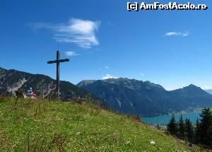 [P19] O doamnă meditand pe bancă, crucea de pe Vf. Feilkopf, Achensee si un cer albastru ireal! » foto by saxonul
 - 
<span class="allrVoted glyphicon glyphicon-heart hidden" id="av545740"></span>
<a class="m-l-10 hidden" id="sv545740" onclick="voting_Foto_DelVot(,545740,7577)" role="button">șterge vot <span class="glyphicon glyphicon-remove"></span></a>
<a id="v9545740" class=" c-red"  onclick="voting_Foto_SetVot(545740)" role="button"><span class="glyphicon glyphicon-heart-empty"></span> <b>LIKE</b> = Votează poza</a> <img class="hidden"  id="f545740W9" src="/imagini/loader.gif" border="0" /><span class="AjErrMes hidden" id="e545740ErM"></span>