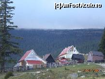 [P33] In fata se vede o gospodarie din fata Cabanei Vladeasa si Cabana Meteo de la cota 1400m » foto by Alina Morar
 - 
<span class="allrVoted glyphicon glyphicon-heart hidden" id="av142569"></span>
<a class="m-l-10 hidden" id="sv142569" onclick="voting_Foto_DelVot(,142569,7596)" role="button">șterge vot <span class="glyphicon glyphicon-remove"></span></a>
<a id="v9142569" class=" c-red"  onclick="voting_Foto_SetVot(142569)" role="button"><span class="glyphicon glyphicon-heart-empty"></span> <b>LIKE</b> = Votează poza</a> <img class="hidden"  id="f142569W9" src="/imagini/loader.gif" border="0" /><span class="AjErrMes hidden" id="e142569ErM"></span>