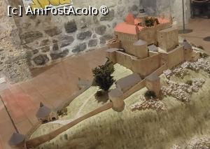 [P14] In varful turnului, atarna un clopot de patru tone forjat la Innsbruck. Cunoscut sub numele de „Schlossahnl”, acest clopot a servit ca avertisment de furtuna, printre alte utilizari, sunetul sau profund si rezonant putand fi auzit la kilometri distanta, alertand locuitorii despre pericolul apropiat. » foto by geani anto
 - 
<span class="allrVoted glyphicon glyphicon-heart hidden" id="av1416975"></span>
<a class="m-l-10 hidden" id="sv1416975" onclick="voting_Foto_DelVot(,1416975,7598)" role="button">șterge vot <span class="glyphicon glyphicon-remove"></span></a>
<a id="v91416975" class=" c-red"  onclick="voting_Foto_SetVot(1416975)" role="button"><span class="glyphicon glyphicon-heart-empty"></span> <b>LIKE</b> = Votează poza</a> <img class="hidden"  id="f1416975W9" src="/imagini/loader.gif" border="0" /><span class="AjErrMes hidden" id="e1416975ErM"></span>