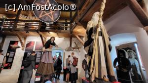 [P25] O alta expozitie, indragita de copii este ,,Legenda lui Jackl”, unde intalnim personaje din basme, filme, vrajitoare, vindecatori istorici si culte moderne care celebreaza magia.

Aici descoperi ca exista vrajitoare bune si rele. Sunt afisate mituri, vraji si incantatii, maturi zburatoare, carti, obiecte si instrumente care contin magie neagra si contravraji. » foto by geani anto
 - 
<span class="allrVoted glyphicon glyphicon-heart hidden" id="av1416986"></span>
<a class="m-l-10 hidden" id="sv1416986" onclick="voting_Foto_DelVot(,1416986,7598)" role="button">șterge vot <span class="glyphicon glyphicon-remove"></span></a>
<a id="v91416986" class=" c-red"  onclick="voting_Foto_SetVot(1416986)" role="button"><span class="glyphicon glyphicon-heart-empty"></span> <b>LIKE</b> = Votează poza</a> <img class="hidden"  id="f1416986W9" src="/imagini/loader.gif" border="0" /><span class="AjErrMes hidden" id="e1416986ErM"></span>
