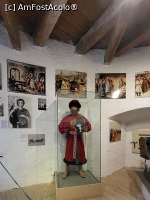 [P32] Muzeul are o varietate de exponate, inclusiv fotografii si picturi, diferite stiluri de imbracaminte pentru soimari, replici ale diferitelor pasari si harti care arata unde traiesc aceste pasari. » foto by geani anto
 - 
<span class="allrVoted glyphicon glyphicon-heart hidden" id="av1416993"></span>
<a class="m-l-10 hidden" id="sv1416993" onclick="voting_Foto_DelVot(,1416993,7598)" role="button">șterge vot <span class="glyphicon glyphicon-remove"></span></a>
<a id="v91416993" class=" c-red"  onclick="voting_Foto_SetVot(1416993)" role="button"><span class="glyphicon glyphicon-heart-empty"></span> <b>LIKE</b> = Votează poza</a> <img class="hidden"  id="f1416993W9" src="/imagini/loader.gif" border="0" /><span class="AjErrMes hidden" id="e1416993ErM"></span>