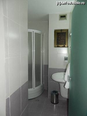 [P02] Baia avea toate dotările necesare, dușul funcționa perfect și cabina era bine ermetizată » foto by Dabator
 - 
<span class="allrVoted glyphicon glyphicon-heart hidden" id="av596387"></span>
<a class="m-l-10 hidden" id="sv596387" onclick="voting_Foto_DelVot(,596387,7605)" role="button">șterge vot <span class="glyphicon glyphicon-remove"></span></a>
<a id="v9596387" class=" c-red"  onclick="voting_Foto_SetVot(596387)" role="button"><span class="glyphicon glyphicon-heart-empty"></span> <b>LIKE</b> = Votează poza</a> <img class="hidden"  id="f596387W9" src="/imagini/loader.gif" border="0" /><span class="AjErrMes hidden" id="e596387ErM"></span>