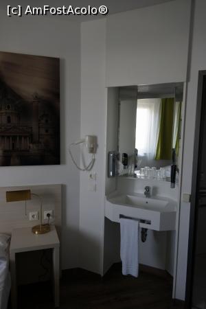 [P20] Chiuveta este în cameră. În dreapta ei este ușa de intrare în baie.  » foto by Utube
 - 
<span class="allrVoted glyphicon glyphicon-heart hidden" id="av882221"></span>
<a class="m-l-10 hidden" id="sv882221" onclick="voting_Foto_DelVot(,882221,7615)" role="button">șterge vot <span class="glyphicon glyphicon-remove"></span></a>
<a id="v9882221" class=" c-red"  onclick="voting_Foto_SetVot(882221)" role="button"><span class="glyphicon glyphicon-heart-empty"></span> <b>LIKE</b> = Votează poza</a> <img class="hidden"  id="f882221W9" src="/imagini/loader.gif" border="0" /><span class="AjErrMes hidden" id="e882221ErM"></span>