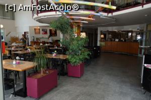 [P07] În stânga este sala de mese iar în dreapta este recepția.  » foto by Utube
 - 
<span class="allrVoted glyphicon glyphicon-heart hidden" id="av882198"></span>
<a class="m-l-10 hidden" id="sv882198" onclick="voting_Foto_DelVot(,882198,7615)" role="button">șterge vot <span class="glyphicon glyphicon-remove"></span></a>
<a id="v9882198" class=" c-red"  onclick="voting_Foto_SetVot(882198)" role="button"><span class="glyphicon glyphicon-heart-empty"></span> <b>LIKE</b> = Votează poza</a> <img class="hidden"  id="f882198W9" src="/imagini/loader.gif" border="0" /><span class="AjErrMes hidden" id="e882198ErM"></span>