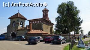 [P01] Biserica Albă din Baia văzută din parcarea de la intrarea în incinta bisericii. Este situată la merginea vestică a comunei Baia, veche capitală a Moldovei. În dreapta se văd sătenii care merg spre cimitir, la slujba de pomenire » foto by Lucien
 - 
<span class="allrVoted glyphicon glyphicon-heart hidden" id="av837721"></span>
<a class="m-l-10 hidden" id="sv837721" onclick="voting_Foto_DelVot(,837721,7619)" role="button">șterge vot <span class="glyphicon glyphicon-remove"></span></a>
<a id="v9837721" class=" c-red"  onclick="voting_Foto_SetVot(837721)" role="button"><span class="glyphicon glyphicon-heart-empty"></span> <b>LIKE</b> = Votează poza</a> <img class="hidden"  id="f837721W9" src="/imagini/loader.gif" border="0" /><span class="AjErrMes hidden" id="e837721ErM"></span>