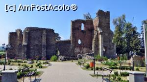 [P01] Ruina Catedralei catolice și parcul din față văzute din drumul principal (1). Catedrala a fost construită de Alexandru cel Bun la începutul sec. XV (probabil în 1410) dorind astfel să-și omagieze soția, prințesa Margareta, catolică de origine poloneză » foto by Lucien
 - 
<span class="allrVoted glyphicon glyphicon-heart hidden" id="av839365"></span>
<a class="m-l-10 hidden" id="sv839365" onclick="voting_Foto_DelVot(,839365,7619)" role="button">șterge vot <span class="glyphicon glyphicon-remove"></span></a>
<a id="v9839365" class=" c-red"  onclick="voting_Foto_SetVot(839365)" role="button"><span class="glyphicon glyphicon-heart-empty"></span> <b>LIKE</b> = Votează poza</a> <img class="hidden"  id="f839365W9" src="/imagini/loader.gif" border="0" /><span class="AjErrMes hidden" id="e839365ErM"></span>