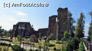 [P02] Ruina Catedralei catolice și parcul din față văzute din drumul principal (2). Catedrala a fost construită de Alexandru cel Bun la începutul sec. XV (probabil în 1410) dorind astfel să-și omagieze soția, prințesa Margareta, catolică de origine poloneză » foto by Lucien
 - 
<span class="allrVoted glyphicon glyphicon-heart hidden" id="av839368"></span>
<a class="m-l-10 hidden" id="sv839368" onclick="voting_Foto_DelVot(,839368,7619)" role="button">șterge vot <span class="glyphicon glyphicon-remove"></span></a>
<a id="v9839368" class=" c-red"  onclick="voting_Foto_SetVot(839368)" role="button"><span class="glyphicon glyphicon-heart-empty"></span> <b>LIKE</b> = Votează poza</a> <img class="hidden"  id="f839368W9" src="/imagini/loader.gif" border="0" /><span class="AjErrMes hidden" id="e839368ErM"></span>