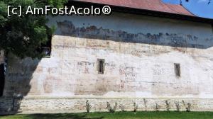 [P03] Pictura de pe peretele sudic (care s-a păstrat mai bine). Picturile murale au fost realizate tot în timpul lui Petru Rareş între anii 1535-1538, concomitent cu pictura de la Humor. Se mai pot recunoaște imagini palide din „Asediul Constantinopolului“ şi din 'Arborele lui Iesei'.  » foto by Lucien
 - 
<span class="allrVoted glyphicon glyphicon-heart hidden" id="av840008"></span>
<a class="m-l-10 hidden" id="sv840008" onclick="voting_Foto_DelVot(,840008,7619)" role="button">șterge vot <span class="glyphicon glyphicon-remove"></span></a>
<a id="v9840008" class=" c-red"  onclick="voting_Foto_SetVot(840008)" role="button"><span class="glyphicon glyphicon-heart-empty"></span> <b>LIKE</b> = Votează poza</a> <img class="hidden"  id="f840008W9" src="/imagini/loader.gif" border="0" /><span class="AjErrMes hidden" id="e840008ErM"></span>